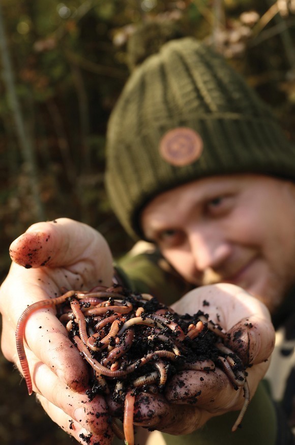 Making a wormery and keeping worms for fishing - Perch, Chub, Barbel, Carp  fishing 
