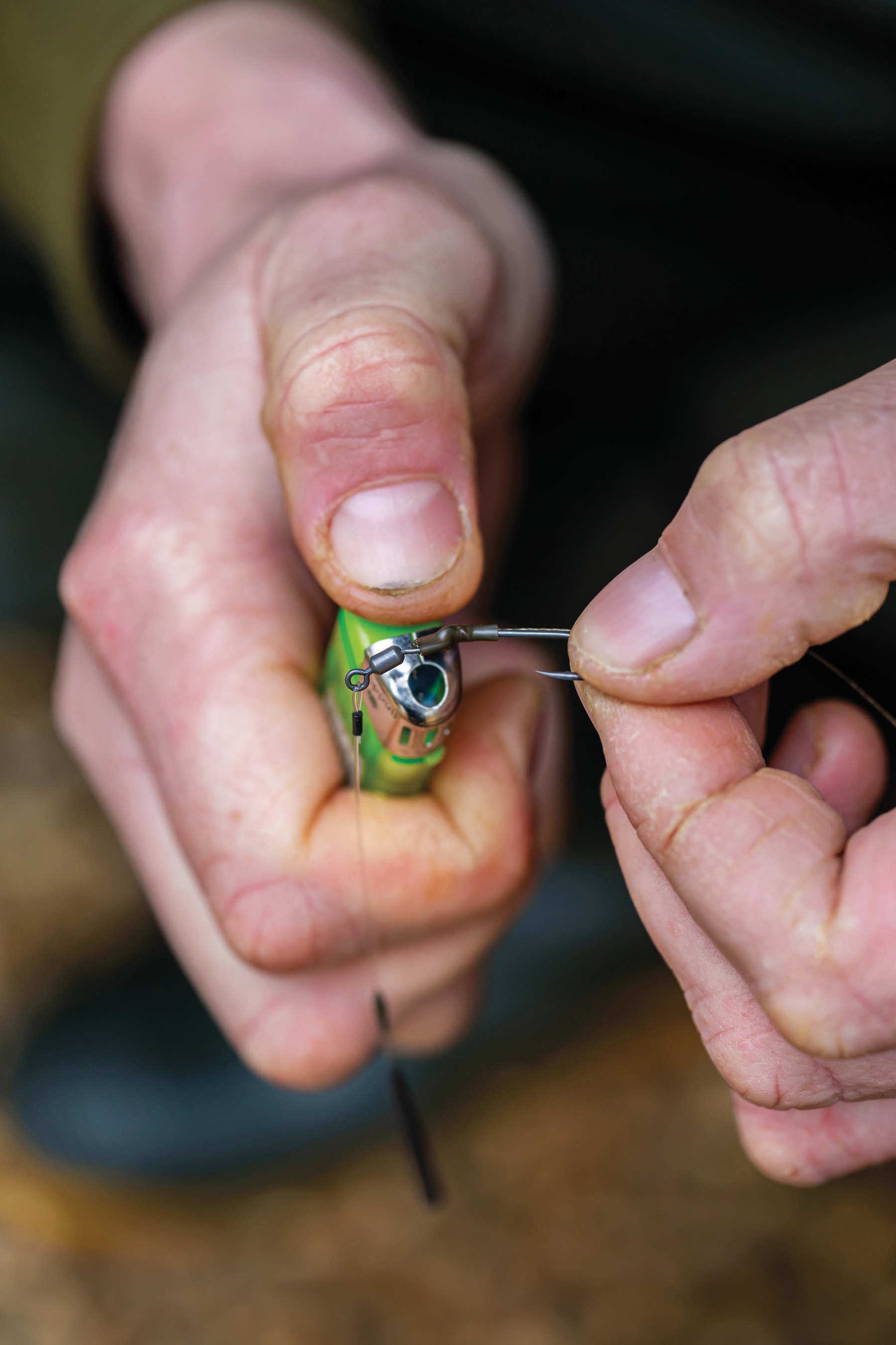 Cover the hook eye and swivel hook with the shrink tube. 